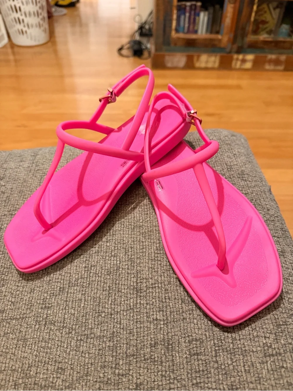 CROCS Women's Neon Pink Strappy Toe-Post Sandals